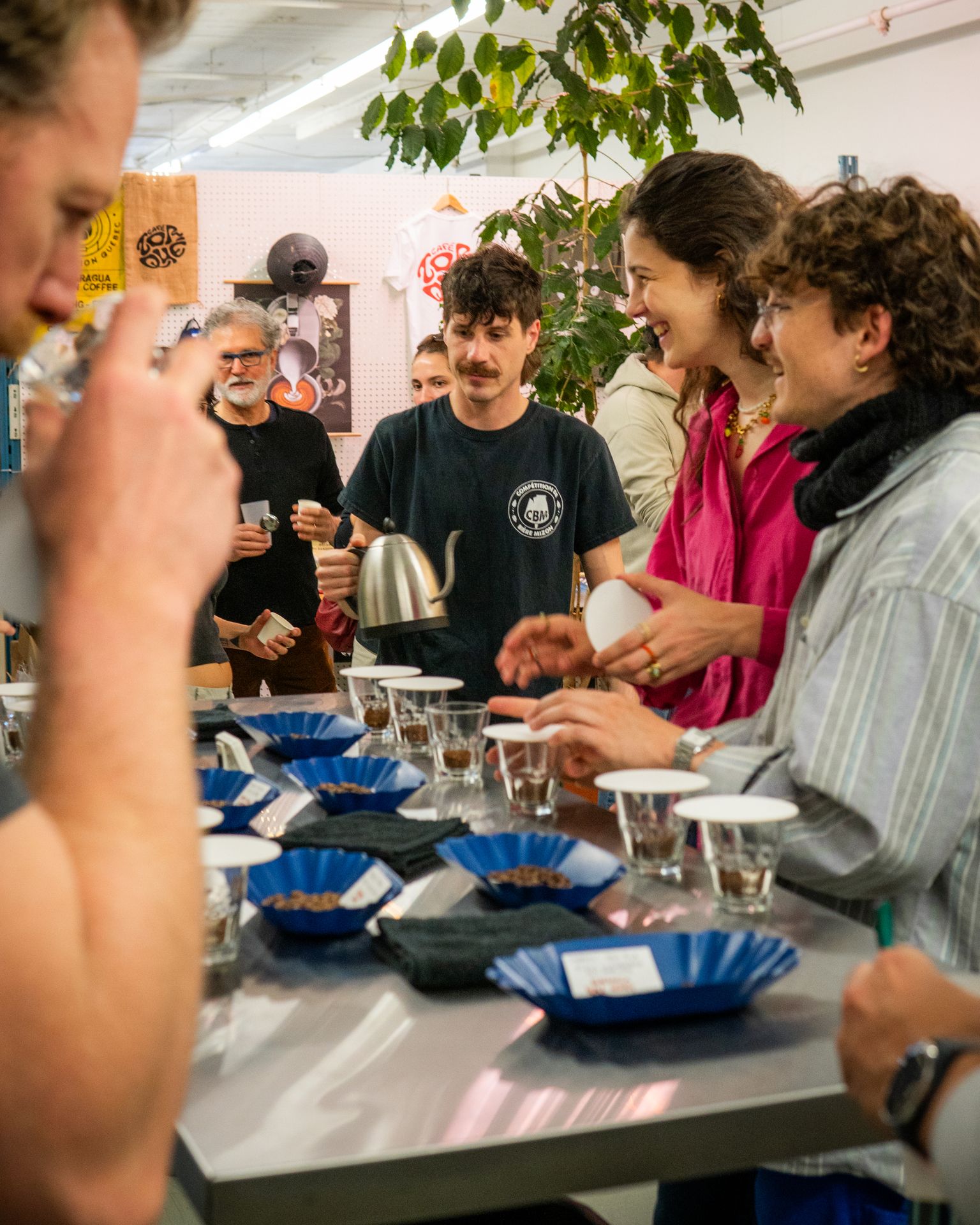 Groupe dégustant du café