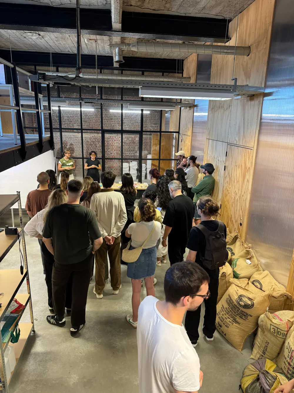 Groupe de personne suivant formation de café
